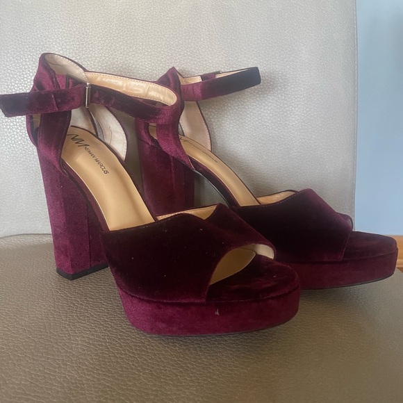Neiman Marcus burgundy velvet platform chunky heels. Sz 10 - Picture 4 of 10